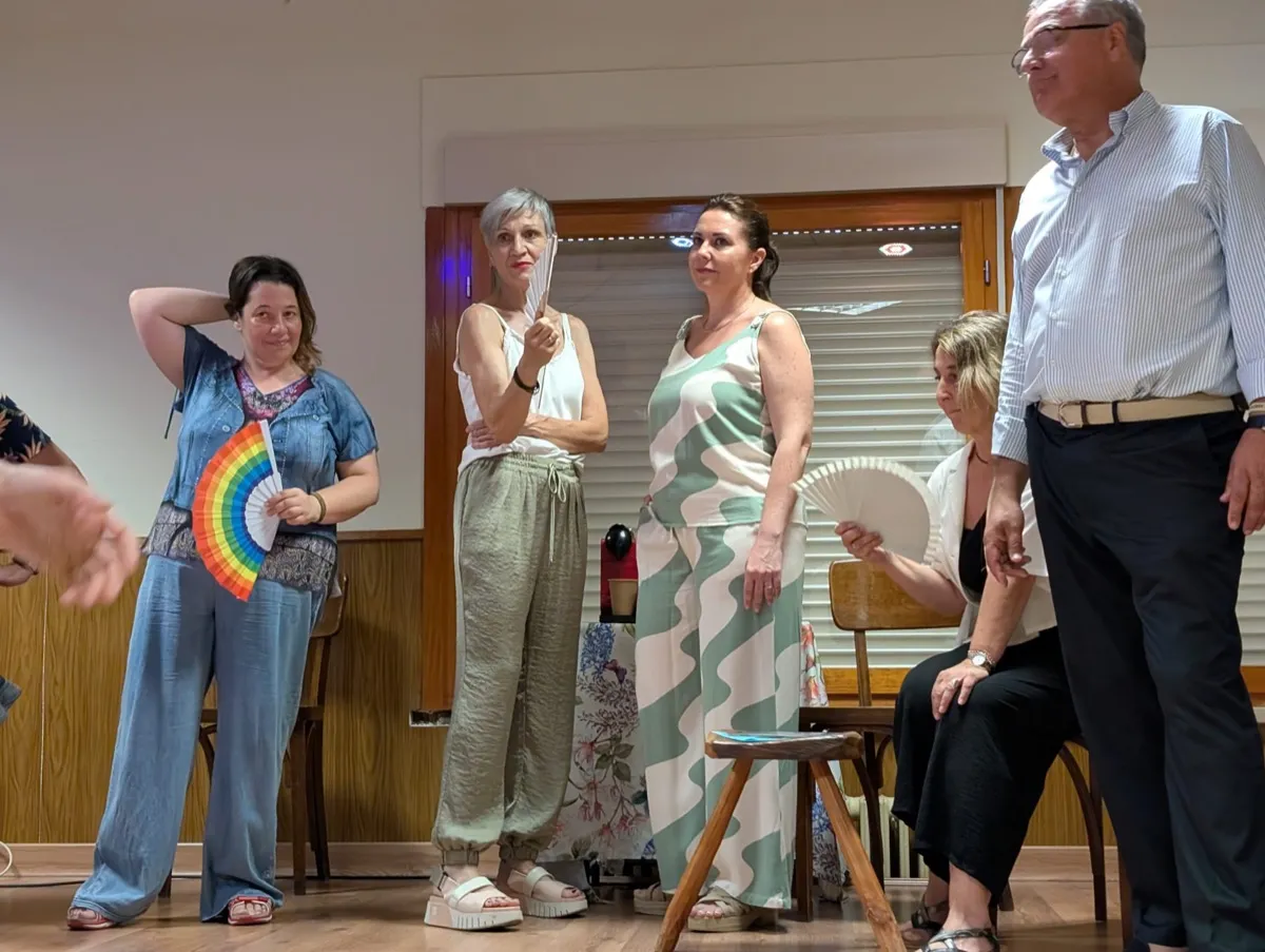 Alumnos actuando en escena