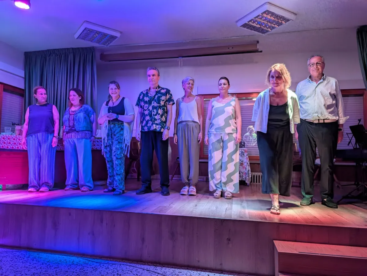 El grupo completo sobre el escenario en la función final